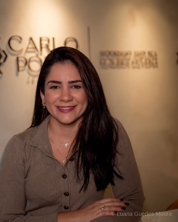 Luana Guedes Moura em seu ambiente de trabalho
